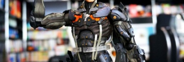 Hideo Kojima-Black-Raiden-Play-Arts-Kai-01